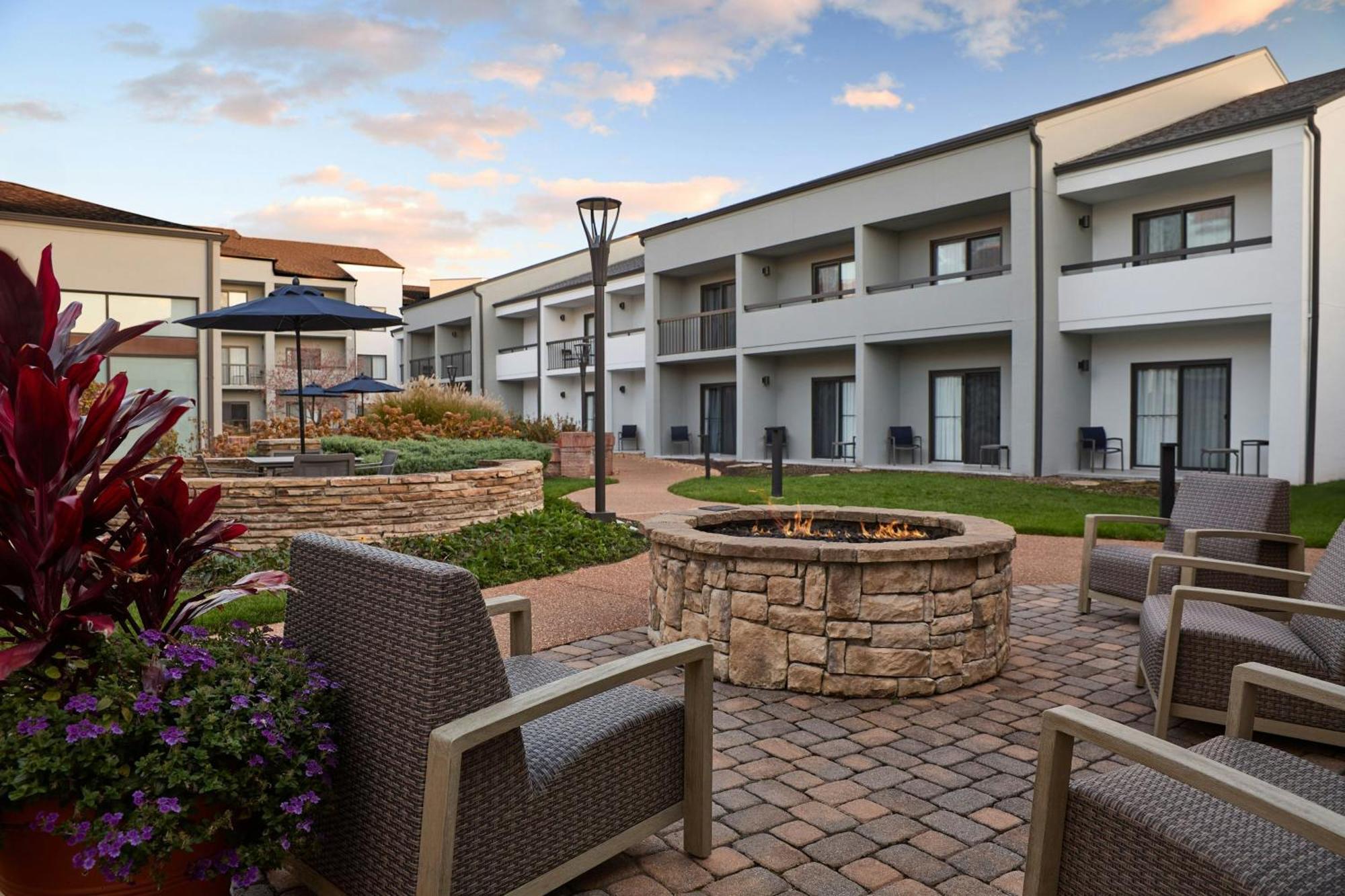 Courtyard St. Louis Creve Coeur Hotel Exterior foto